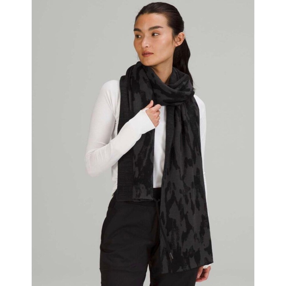 NWT Lululemon Oversized Jacquard Scarf Camo